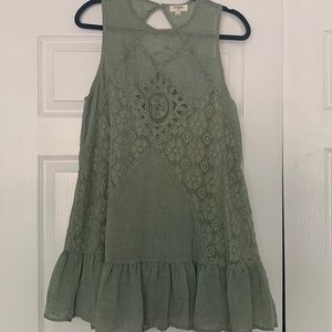 Beautiful light green dress!